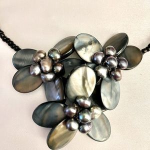 Mother of pearl and Tahitian pearl handmade necklace. Black and blue.